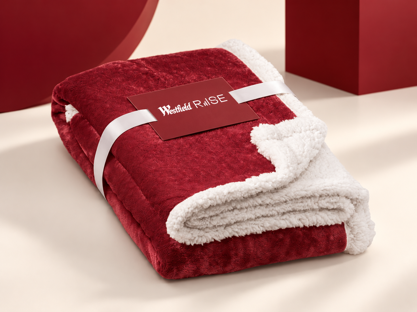 Warm Moments: oboustranná fleecová deka HEIDEN v bordó provedení s brandováním Westfield Rise